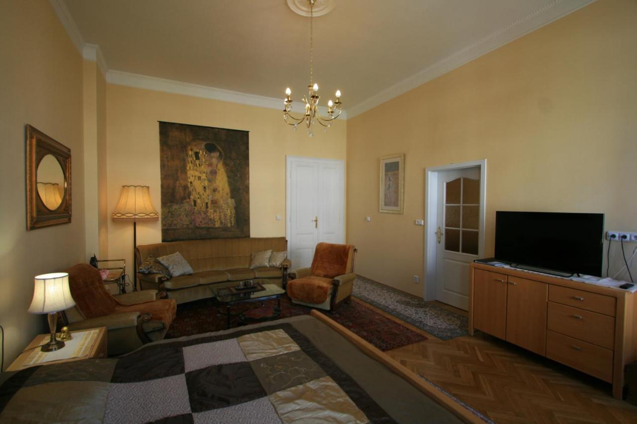 No. 20 Jaltska 3 Apartment *